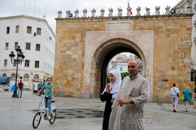 Đất nước Tunisia nằm ở Bắc Phi với diện tích 165.000 km2 với dân số chỉ vẻn vẹn hơn 10 triệu người. Ảnh: Người dân qua lại trên phố ở Tunisia. Ảnh Sina
