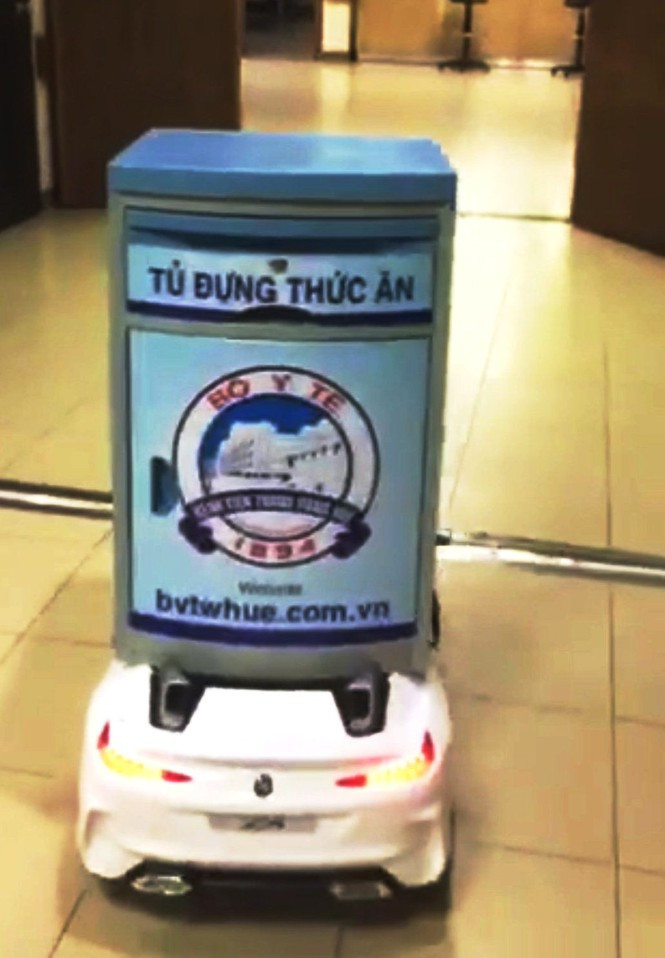 Ngày 12/2, tin từ Bệnh viện Trung ương Huế cho biết, để ngừa, giảm lây lan cũng như đảm bảo sức khỏe cho đội ngũ nhân viên y tế trước diễn biến phức tạp của virus corona, bệnh viện đã cải tiến một chiếc xe điện tử điều khiển từ xa thành “robot” tự chế nhằm phục vụ bệnh nhân bị cách ly trong giai đoạn nghi nhiễm Covid-19.