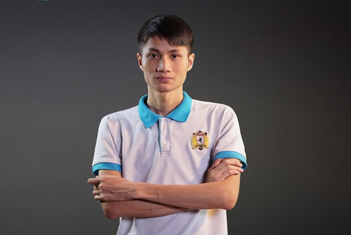 Qua điều tra, công an quận Cầu Giấy đã khởi tố Huấn cùng 55 nghi phạm liên quan đến đường dây đánh bạc trên. Trước khi bị bắt, để hoạt động đường dây đánh bạc, Huấn đã tuyển mộ khoảng 50 game thủ đều là những game thủ giỏi, nổi tiếng trong cộng đồng game AOE (game đế chế) Việt Nam như: Hồng Anh, Meomeo và Truy Mệnh... Những người này được Huấn nuôi ăn, thuê nhà riêng để thay phiên đánh game cả ngày lẫn đêm với mức lương Huấn trả thấp nhất khoảng 3.000 USD/ tháng. (Game thủ Hồng Anh. -Ảnh: Zing)