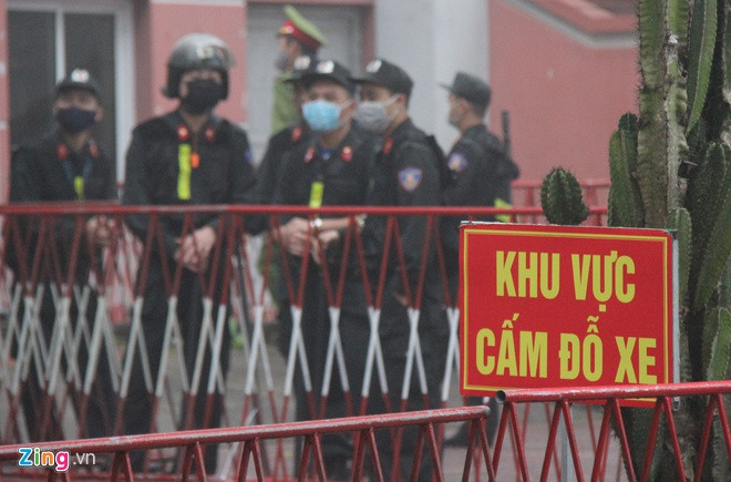 Cơ quan chức năng dựng hàng chục tấm hàng rào sắt quanh nơi tòa án làm việc. Lực lượng cảnh sát cơ động trang bị công vụ hỗ trợ chủ yếu tập trung trước phòng xử án.