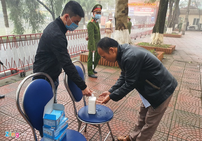 Ngoài ra, dung dịch rửa tay cũng được bố trí trước phòng xử để người dân sử dụng trong thời điểm dịch bệnh do dịch Covid-19 đang diễn biến phức tạp.