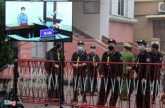 TAND thị xã Phổ Yên bố trí 2 màn hình bên ngoài để người dân và phóng viên các cơ quan báo chí theo dõi. Chỉ những người có giấy triệu tập mới được vào phòng xử.