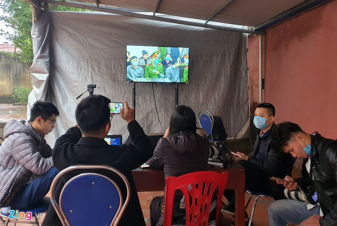 Cạnh phòng xét xử, tòa án trưng dụng khu vực để xe làm nơi tác nghiệp cho phóng viên các cơ quan báo chí. Tại đây, cơ quan chức năng bố trí màn hình tivi, một bàn làm việc.