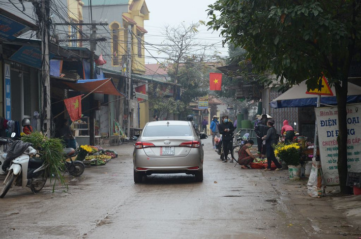 Trong thời gian khoanh vùng, cách ly, tỉnh Vĩnh Phúc hỗ trợ người dân khu vực có dịch tại xã Sơn Lôi khi thực hiện cách ly với mức 40 nghìn đồng/người/ngày với trường hợp tại nhà, 60 nghìn đồng/người/ngày đối tượng cách ly ở Trung tâm y tế trên địa bàn.