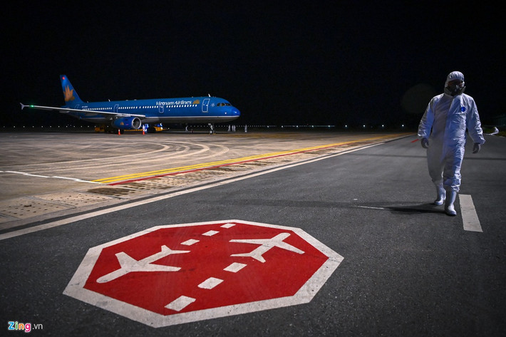 5h35 sáng 10/2, chuyến bay của Vietnam Airlines chở 30 công dân Việt Nam từ Vũ Hán (Trung Quốc) đã hạ cánh tại Sân bay Quốc tế Vân Đồn (Quảng Ninh). (Ảnh: Zing)