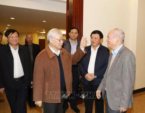 Cũng theo Tổng Bí thư, Chủ tịch nước - Nguyễn Phú Trọng trong quá trình hoàn thiện các báo cáo luôn phải chú ý bảo đảm sự thống nhất giữa các văn bản theo đúng tinh thần: Báo cáo Chính trị là báo cáo trung tâm, các báo các khác là báo cáo chuyên đề, chuyên sâu, bảo đảm yêu cầu có kế thừa và bổ sung, phát triển. (Ảnh: TTXVN)
