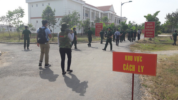 Theo Đại tá Trịnh Hoài Văn - Phó Chỉ huy trưởng Bộ chỉ huy quân sự TP Cần Thơ cho biết, tòa nhà để làm khu vực cách ly có quy mô 54 phòng, mỗi phòng có 5 giường tầng, hai tủ quần áo, hai nhà vệ sinh riêng và có thể tiếp nhận từ 250 đến 300 người. (Ảnh: Tuoitre)