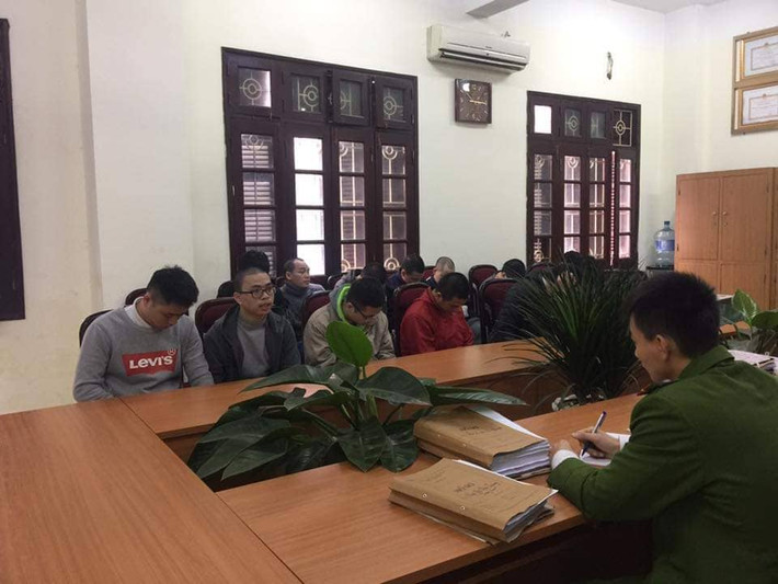 Ngày 19/2, công an quận Cầu Giấy (Hà Nội) cho biết đang làm rõ vai trò của từng đối tượng trong trong 56 bị can đã bị đơn vị này khởi tố, điều tra về các hành vi đánh bạc và tổ chức đánh bạc qua game Đế Chế. (Ảnh: Danviet)