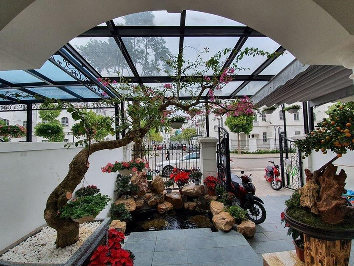Chuyển về nhà mới vào khoảng giữa năm 2019 nhưng đến Tết 2020 thì khoảng sân vườn trước biệt thự của nam ca sĩ mới dần được hoàn thiện. Tuấn Hưng cho thợ xây hồ cá, mua nhiều cây kiểng đắt tiền về tạo nên không gian xanh mát. Cây cảnh làm cho không gian thoáng mát và xanh hơn.