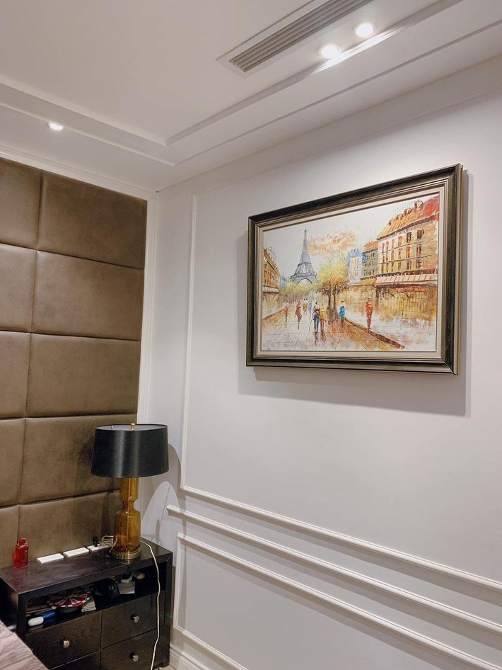 Tuấn Hưng còn treo thêm các khung tranh để tăng tính nghệ thuật cho căn phòng.