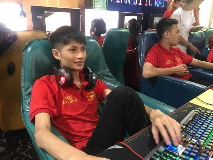 Trong số những game thủ được Huấn tuyển mộ, game thủ Hồng Anh (tên thật là Đinh Trung Hiếu, 24 tuổi, quê Phú Thọ) một trong 56 người bị khởi tố do liên quan đến đường dây đánh bạc của "Bầu Huấn". Trong làng AOE, Hồng Anh là một trong những game thủ hàng đầu, tham gia nhiều giải đấu lớn trong nước, quốc tế.