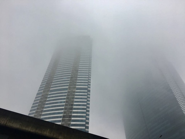 Lớp sương mù dày đặc bao phủ các tầng trên cao của tòa nhà Keangnam Hanoi Landmark Tower.
