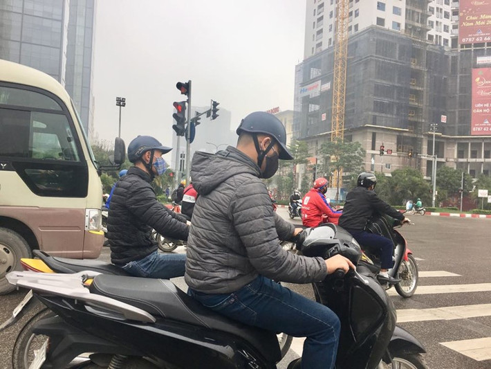 Trước tình trạng sương mù dày đặc bất thường, người dân tỏ ra khá hoang mang khi chỉ số ô nhiễm không khí của Hà Nội vẫn ở mức cao.