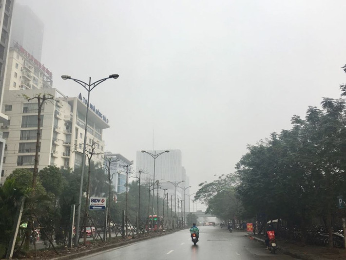 Sương mù phủ trắng trời Hà Nội.