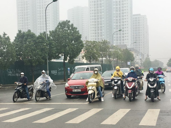 Sương mù dày đặc khiến không khí trở nên ẩm ướt.