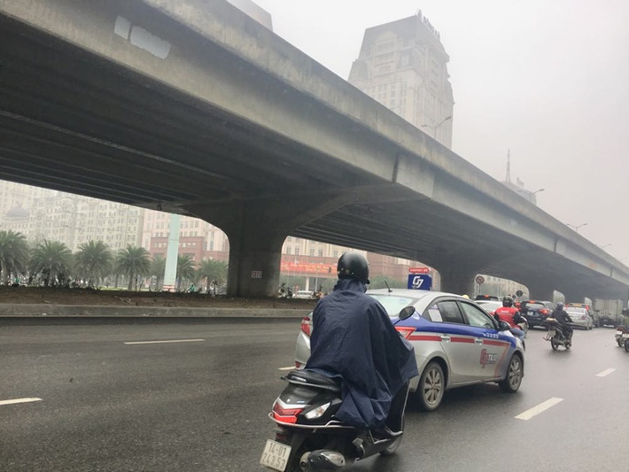 Do xuất hiện sương mù, cộng với thời tiết se lạnh nên nhiều người phải mặc áo mưa khi ra đường.