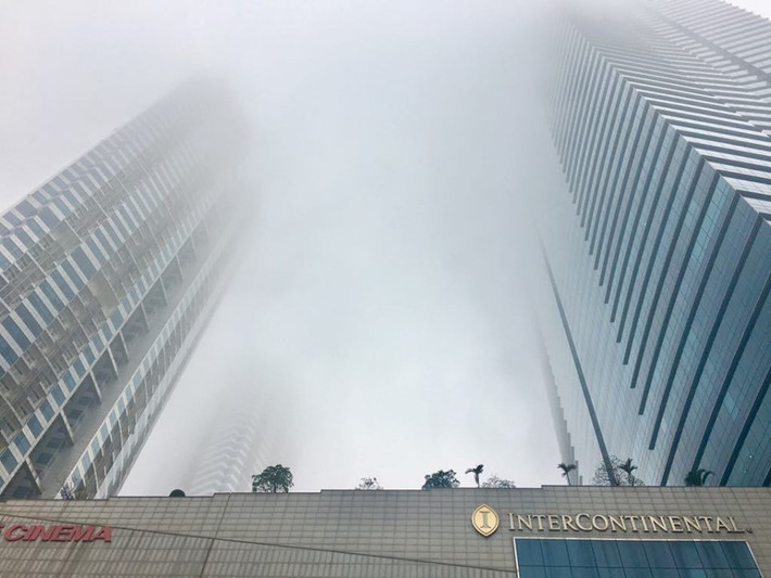 Đứng dưới chân tòa nhà cao thứ 2 Việt Nam - Keangnam Hanoi Landmark Tower (quận Nam Từ Liêm, Hà Nội), PV không thể nhìn thấy phần trên của tòa nhà.