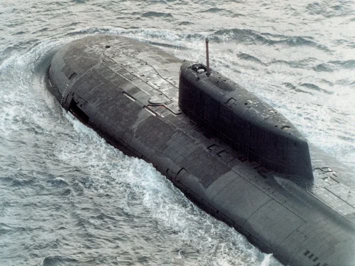 Tàu ngầm hạt nhân K-329 Belgorod, dài 184m và rộng 18,2m, là chiếc tàu ngầm đầu tiên của Nga được trang bị ngư lôi Poseidon. Belgorod có khả năng mang theo tới 6 ngư lôi Poseidon cùng 6 ống phóng ngư lôi 533 mm.