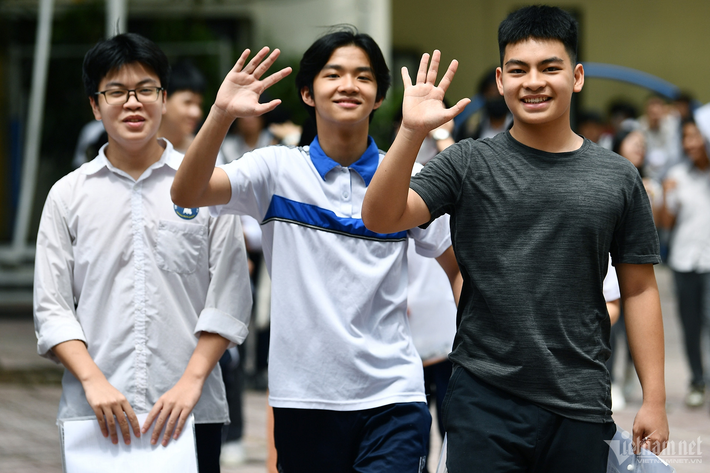 Ngày 8/6, các sĩ tử Hà Nội đã hoàn thành hai môn thi vào lớp 10 Ngữ văn (buổi sáng) và Tiếng Anh (buổi chiều). Tại điểm thi, rất nhiều cung bậc cảm xúc được thể hiện trên gương mặt của nhiều em ở độ tuổi 2009.