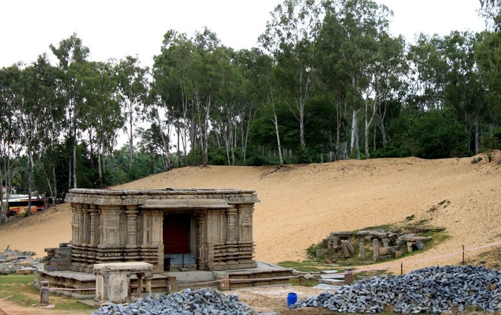 Thị trấn cổ Talakadu nằm bên bờ sông Kaveri, cách Mysore khoảng 45 km về phía đông, từng là thủ đô của Vương triều Tây Ganga ở miền nam Ấn Độ khoảng một nghìn năm trước.