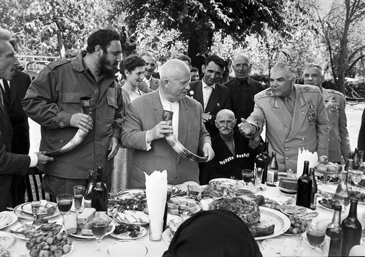 Lãnh tụ Cuba Fidel Castro cùng Tổng Bí thư Đảng Cộng sản Liên Xô Nikita Khrushchev trong lần đi thăm nông trường Duripsh. Ảnh Sputnik