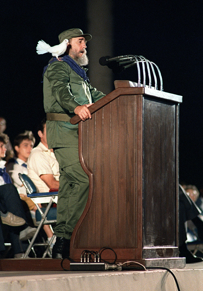 Lãnh tụ Fidel Castro phát biểu trong lễ kỉ niệm 30 năm cách mạng Cuba ngày 8/1/1989. Ảnh Sputnik