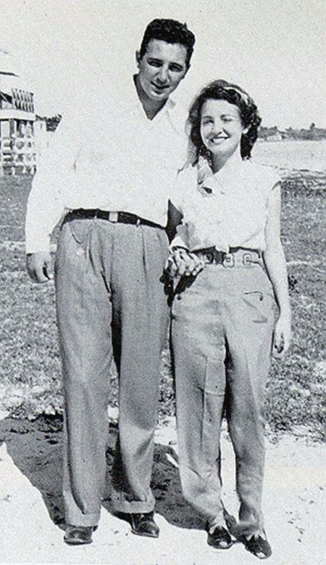 Lãnh tụ Fidel Castro chụp cùng người sau này là vợ đầu tiên Mirta Diaz-Balart năm 1949. Ảnh VT
