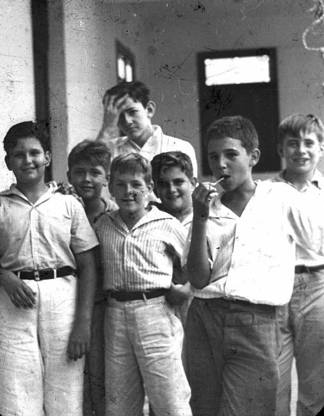 Nam sinh Fidel Castro chụp cùng các bạn học tại trường Nuestra Senora de Dolores năm 1940. Ảnh VT