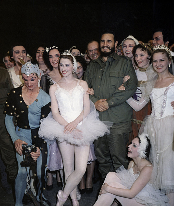Lãnh tụ Cuba Fidel Castro chụp hình cùng các diễn viên múa bale ở nhà hát Bolshoi sau vở diễn Hồ Thiên Nga ở Moscow ngày 1/1/1963. Ảnh Sputnik