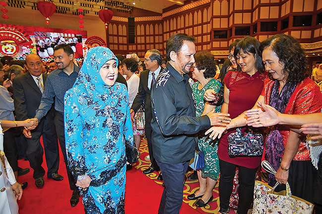 Gia đình Hoàng gia Brunei có trang phục đón năm mới kết hợp giữa truyền thống và hiện đại với Vua sử dụng áo sơ-mi và quần âu trong khi đó Hoàng hậu sử dụng trang phục truyền thống với khăn chùm đầu. Nguồn ảnh: MNN.
