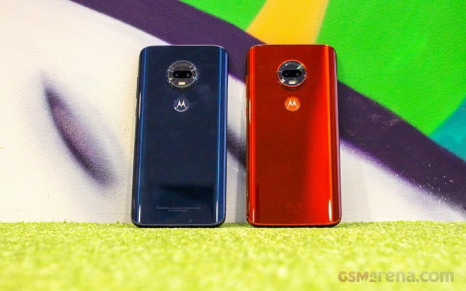 Moto G7 Plus có ngoại hình tương tự Moto G7 với kích thước màn hình 6,24 inch, độ phân giải 1.080 x 2.270 pixel. Máy được nâng cấp về cấu hình với chip Snapdragon 636, 4 GB RAM, 64 GB bộ nhớ trong đi kèm viên pin 3.000 mAh. Camera kép ở mặt lưng có độ phân giải 16 MP và 5 MP, camera selfie 12 MP.