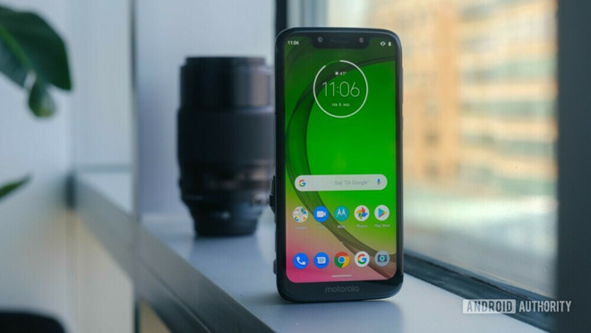 G7 Play có màn hình khuyết đỉnh với kích thước 5,7 inch, độ phân giải 1.570 x 720 pixel. Máy được trang bị bộ xử lý Snapdragon 632, 2 GB RAM, 32 GB bộ nhớ trong, đi kèm viên pin 3.000 mAh. Camera chính 13 MP, camera selfie 8 MP. G7 Play có giá 200 USD.