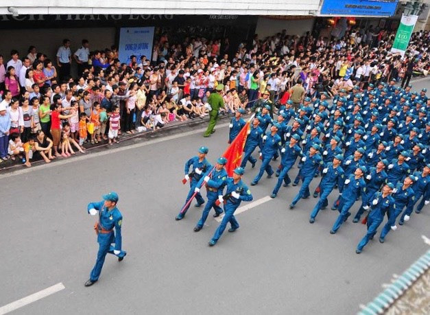 Diễu binh trên đường phố sáng 10/10/2010, người dân Thủ đô háo hứng đón xem từ sáng sớm.