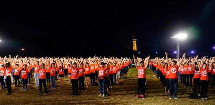 1.000 sinh viên Thủ đô biểu diễn nhảy tập thể dưới chân cột cờ Hà Nội chào mừng Đại lễ 1000 năm Thăng Long - Hà Nội.