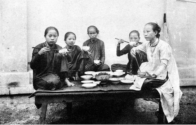 Bữa cơm của những phụ nữ Nam Kỳ.