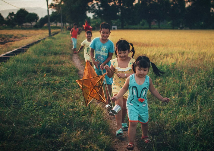 Đèn kéo quân, đèn ông sao năm cánh biến mất dần, hoặc không còn thu hút sự chú ý của trẻ con thời nay nữa, thay vào đó là hàng trăm mẫu đèn với màu sắc và hình thù khác nhau, có cả nhân vật từ các bộ phim hoạt hình nước ngoài, đa phần chạy bằng pin và điện, còn có thể phát ra các bài nhạc vui tai.