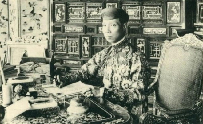 Khải Định là ông vua thứ 12 của triều Nguyễn, trị vì 10 năm (1915-1925). Trước khi lên ngôi, Khải Định được biết đến là người ham mê cờ bạc, nợ nần nhiều đến nỗi không thể trả hết. Sau khi lên làm vua, ông ta tự biến mình thành con rối trong tay người Pháp, để rồi bị người đời mỉa mai là “ông tổ của nghề nịnh nọt”.