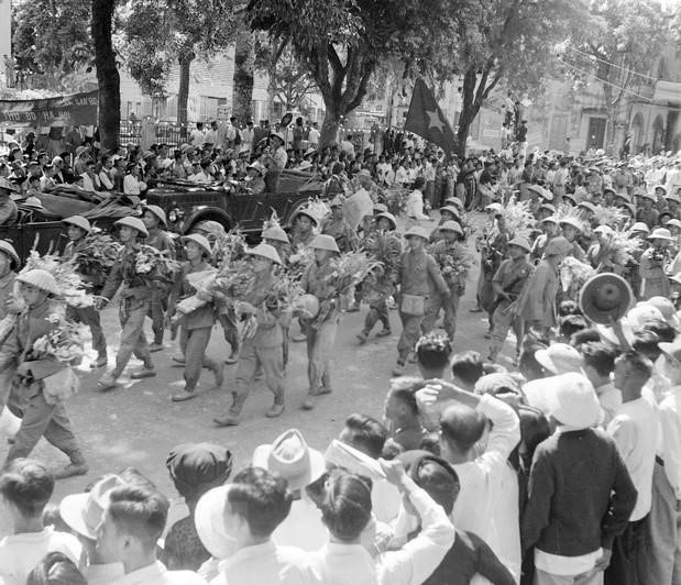Cánh quân phía Nam, thuộc hai Trung đoàn 88 và 36 của Đại đoàn 308 - Quân Tiên phong tiến qua phố Bạch Mai, phố Huế… vào tiếp quản Thủ đô, sáng 10/10/1954. Nguồn: Tư liệu TTXVN.