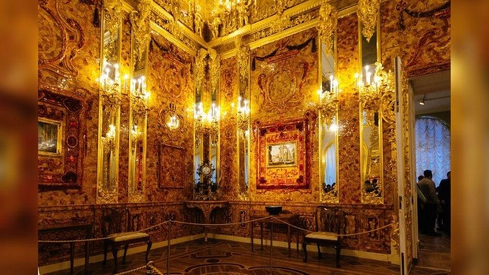5. Phòng hổ phách trong cung điện của Nga: Phòng này trong Cung điện Catherine chứa nhiều tác phẩm nghệ thuật từ hổ phách, nhưng sau Thế chiến II, chúng bị tháo rời và chưa được tìm thấy.