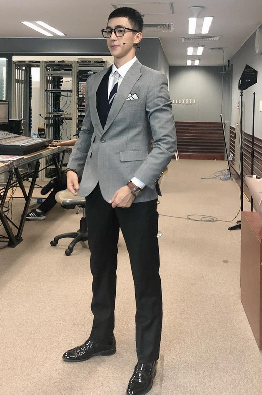 Diễn viên Bình An là sao Việt đầu tiên học tập kiểu đầu của nam chính Itaewon Class. Dân mạng dành nhiều lời khen cho diện mạo mới mạnh mẽ, lịch lãm cùng khả năng "bắt trend" nhanh chóng của anh chàng.