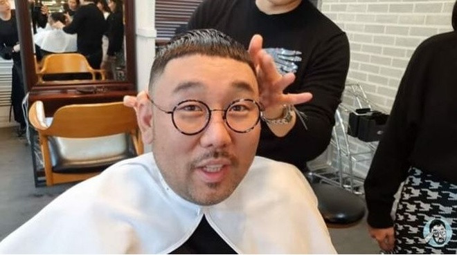Thế nhưng, không phải ai cũng có thể "đu trend" thành công với kiểu tóc này. Một blogger người Hàn Quốc khiến dân mạng cười nghiêng ngả khi chia sẻ hình ảnh bắt chước kiểu tóc của thần tượng bất chấp lời khuyên của thợ làm tóc.