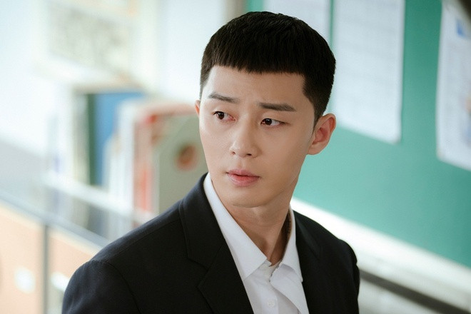 Itaewon Class là bộ phim tiếp theo lập kỷ lục rating cho nhà đài JTBC (Hàn Quốc). Ngoài kịch bản phim gay cấn với hàng loạt cú twist bất ngờ, dàn diễn viên chính gây sốt với hình tượng cá tính, phá cách. Trong đó, kiểu tóc ngố tàu của nam chính Park Sae Roy (do Park Seo Joon thủ vai) trở thành hot trend với giới trẻ châu Á.