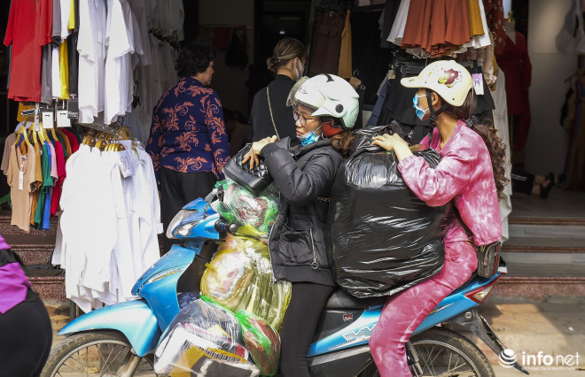 Chị Nguyễn Ngọc Hoa, một tiểu thương ở Bắc Ninh cho biết: “Những ngày trước, do có thông tin về dịch Covid-19, cộng với việc mới đầu năm ít khách nên tôi không muốn lên chợ lấy hàng. Tuy nhiên, mấy hôm nay tôi bắt đầu mở cửa kinh doanh trở lại nên hôm nay tôi và chồng tôi lên đây để nhập hàng về nhà bán”.