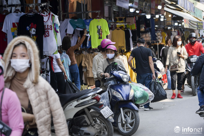Chợ đầu mối Ninh Hiệp là một trong những chợ đầu mối lớn nhất ở miền Bắc, chuyên buôn bán những mặt hàng quần áo, thời trang, vải…