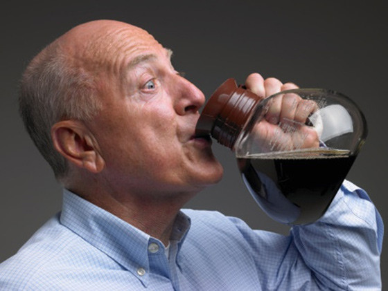 8. Tiêu thụ quá nhiều caffeine. Bạn thường tiêu thụ nhiều caffeine hơn bạn nghĩ và điều này vô tình sẽ khiến thận phải làm việc quá mức, ảnh hưởng đến cả huyết áp của bạn.