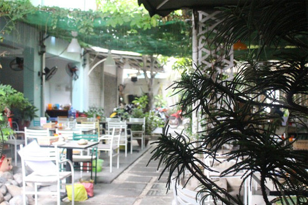 Nằm trong một con hẻm ở Đinh Tiên Hoàng, quận Bình Thạnh, TP HCM, Quán Gì Đó là điểm đến của những người con Đà Nẵng cũng những ai trót mê ẩm thực mảnh đất này.