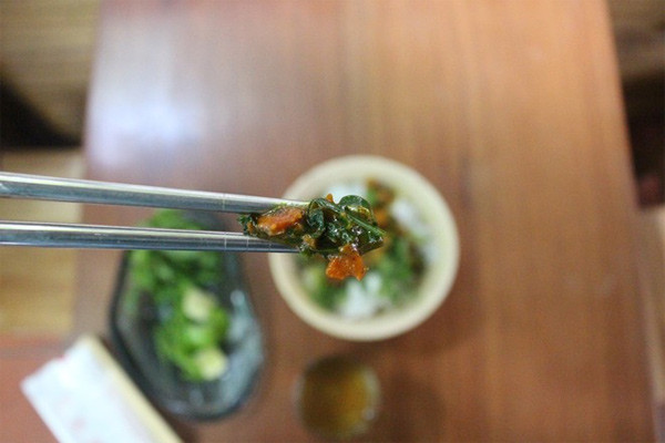 "Món ăn này tại quê, bún được cho vào chảo, xào chung với lòng, nghệ chứ không để riêng".