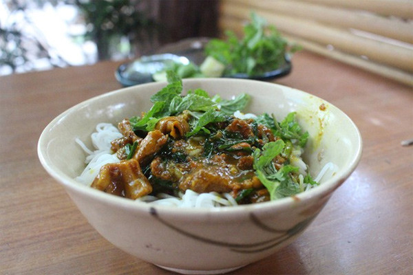 Món bún xào lòng nghệ này mất thời gian nhất là khâu xử lý lòng già, sao cho phần nội tạng nặng mùi nhất này không khiến người ăn nhăn mặt khi ăn mà vẫn giữ được độ giòn, sần sật.
