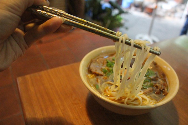 Nếu lòng xào nghệ có thể ăn vào mọi thời điểm trong ngày, bún bò ăn ngon nhất vào buổi sáng.