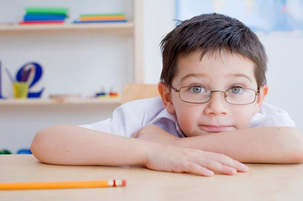 Tuy nhiên, những người sinh ra trong mùa hè có nguy cơ cao bị cận thị. Các nhà khoa học giải thích rằng ánh nắng mặt trời gay gắt vào mùa hè có thể gây trở ngại cho sự phát triển của mắt thai nhi.